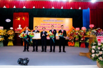 Trường Trung cấp Kỹ thuật - Nghiệp vụ Hải Phòng tổ chức Lễ khai giảng năm học 2020-2021; kỷ niệm 38 năm ngày Nhà giáo Việt Nam (20/11/1982-20/11/2020) và đón nhận Huân chương Lao động hạng Ba.
